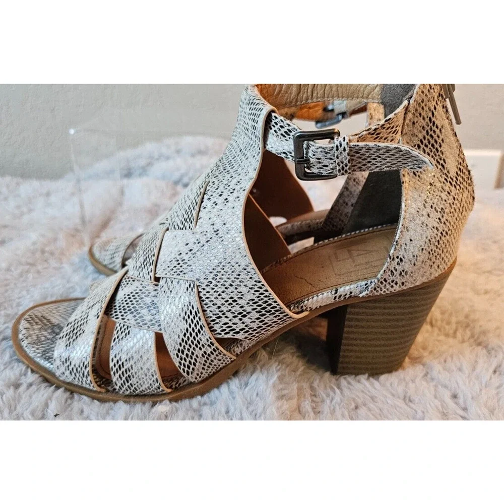 L47 Caged Peep Toe Bootie Sandal Grey White Faux Snakeskin 6.5 Stacked Heel‎